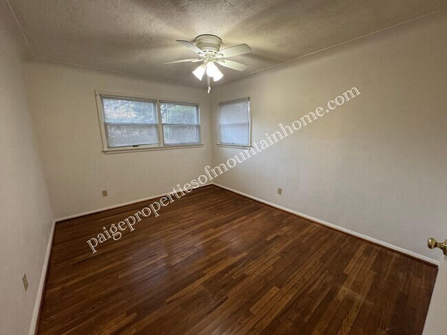 Building Photo - 3 Bedroom/2 bath home in Mountain Home