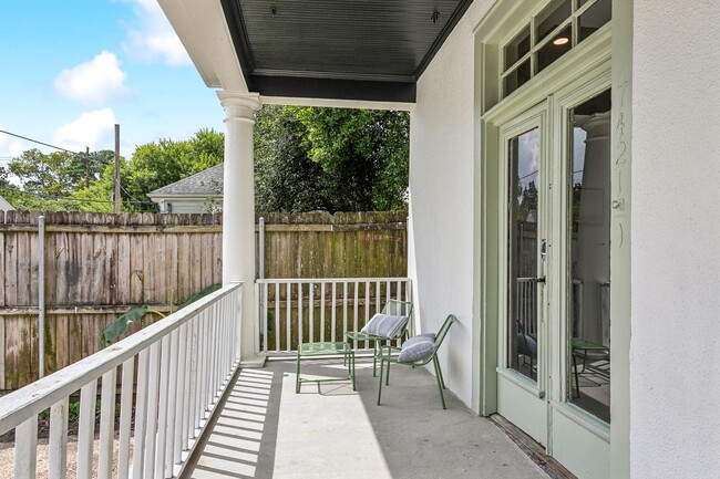 Building Photo - Brand New Unit - 1 Block From Brunos