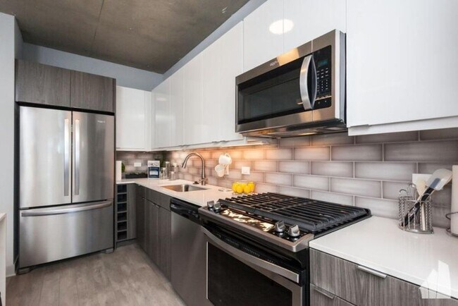 Building Photo - 2 bedroom in Chicago IL 60613