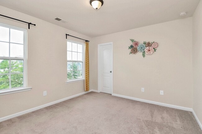Building Photo - Welcome to this spacious 4 bedroom, 2.5 ba...