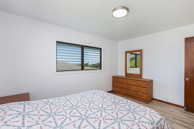 Building Photo - Unfurnished 2 bedroom, 1 bath home in quiet Lihue neighborhood, with views!