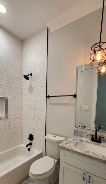 Hall Bath - 3019 Delachaise St