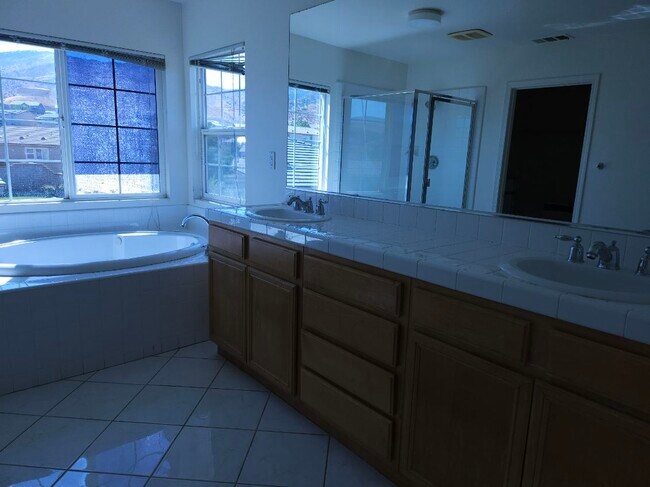Master Bathroom Double Vanity - 37319 Amaryllis Ter