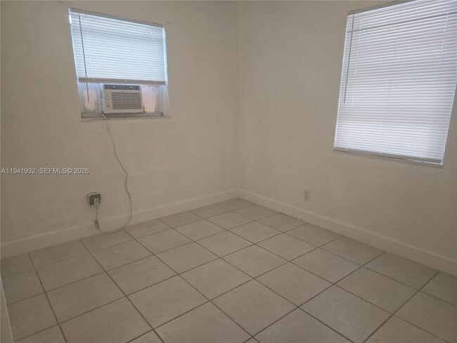 Building Photo - 1645 Lauderdale Manor Dr