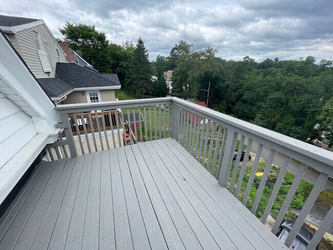 Building Photo - 1 Bedroom in Bellevue with Private deck!