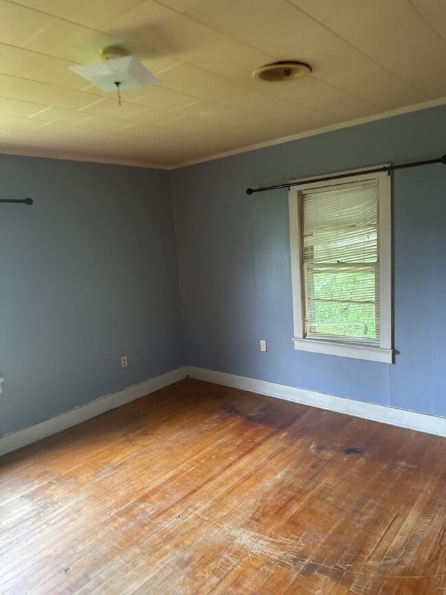 Building Photo - 2 Bedroom 1 Bathroom