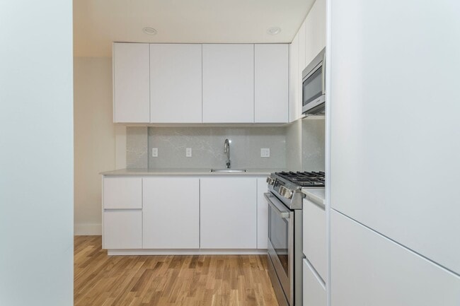 Building Photo - SOUTHIEEE - 2 bed - NO BROKER FEE