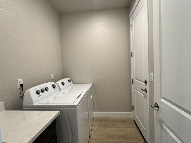 Building Photo - 4 BED | 2.5 BATH | SINGLE-STORY