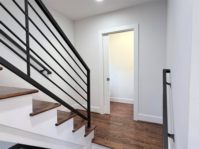 Building Photo - 2322 Camden Dr
