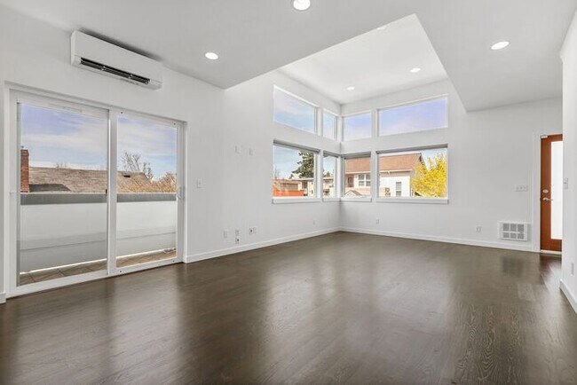 Building Photo - Stunning Modern Air-Conditioned in Coveted...