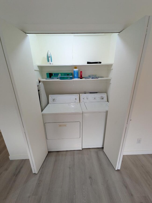 Building Photo - 425 Manhattan Dr