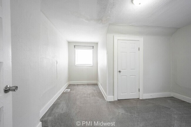 Building Photo - Charming 2-Bed, 2-Bath Duplex in Indianapolis
