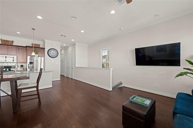 Building Photo - 1201 Highknoll Ln
