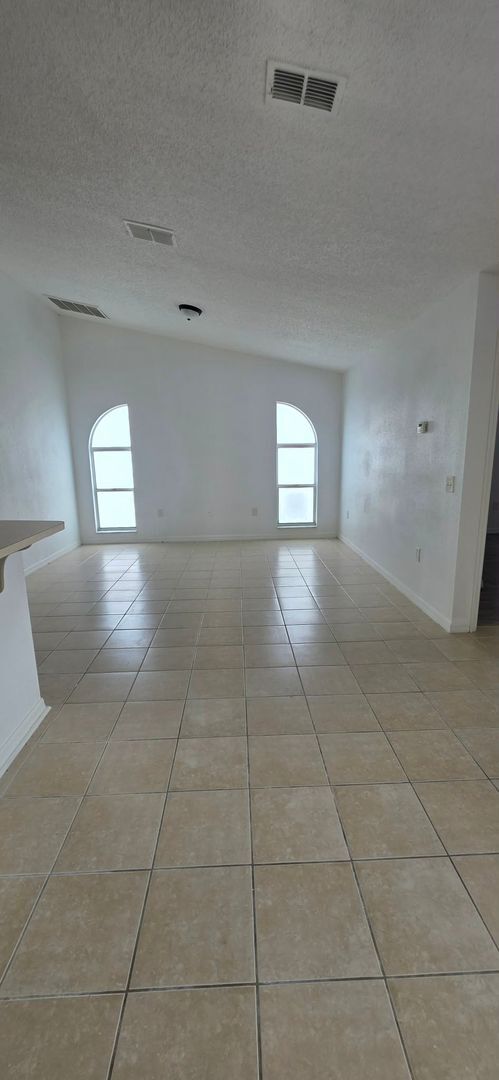 Building Photo - Spacious 3BR/2BA Home with Screened Patio and 2-Car Garage