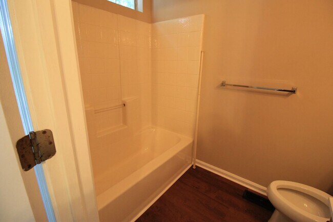 Building Photo - 2 Bedroom 2 Bath Townhome