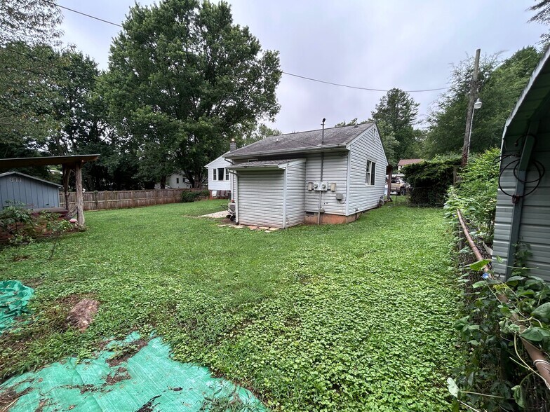 Building Photo - 113 Castlerock Dr