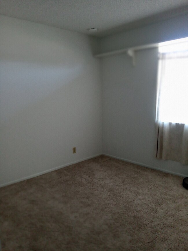 Building Photo - 21631 Grovepark Dr