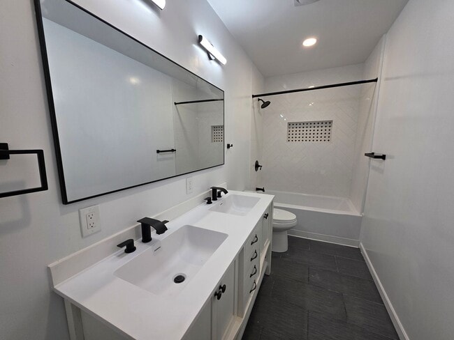 Building Photo - Fully Updated 4 bedroom 2 bathroom Apartment for rent in the Northside!