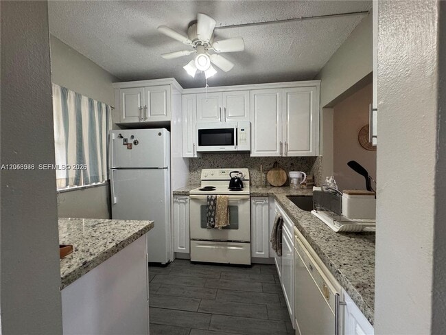 Building Photo - 9450 Poinciana Pl
