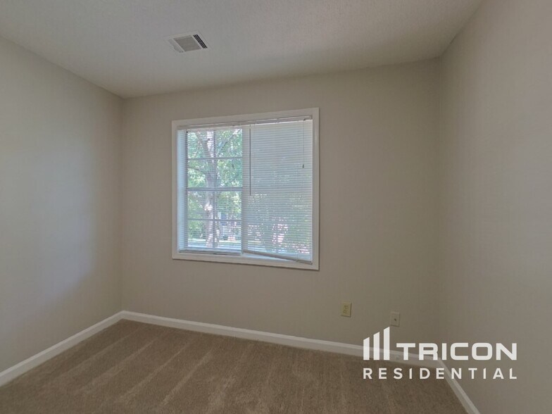 Building Photo - 6300 Holborne Ln