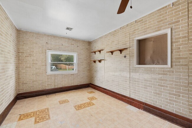 Building Photo - Bed 2 Bath In Quiet Neighborhood!