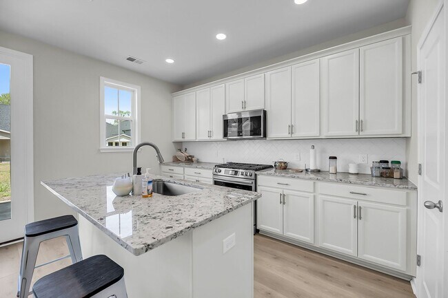 Building Photo - Beautiful 3 bedroom 2.5 bathroom two story home available in North Charleston!