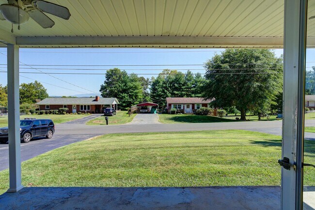 Building Photo - Very nice 4 bed 3 and a half bath home close to Boone Lake