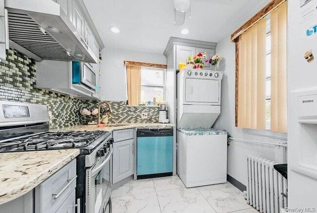 Building Photo - 245-24-245-77 77th Crescent