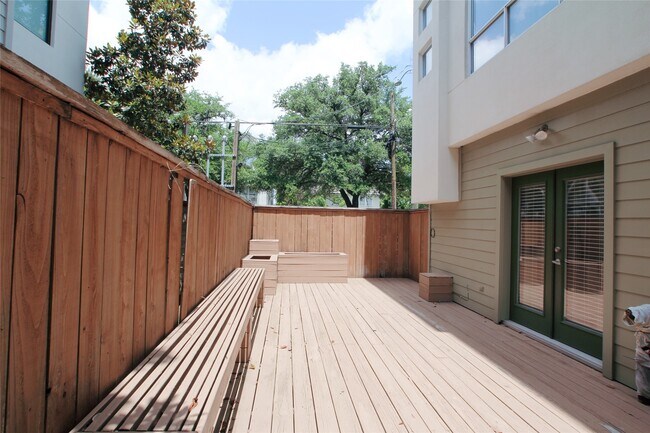 Building Photo - 4701 Caroline St
