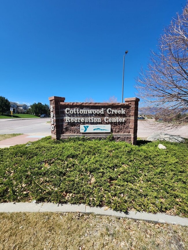 Building Photo - Beautiful Townhome