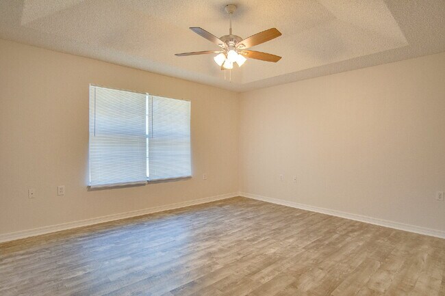 Building Photo - Move In for the Holidays! Lakefront Shadow...