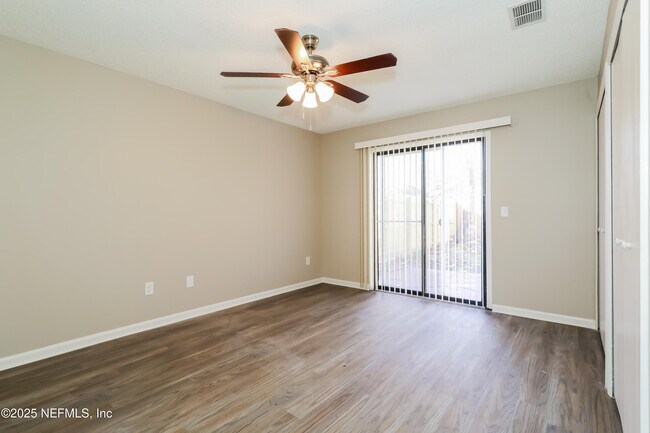 Building Photo - 1852 Manitoba Ct N
