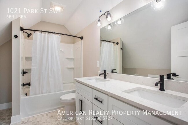 Building Photo - 1021 Park St SW