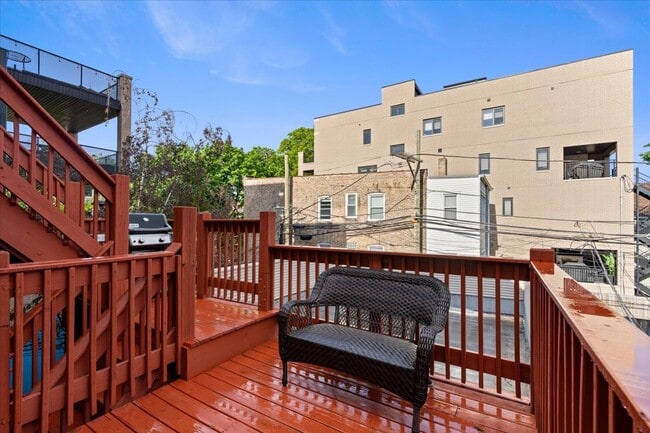 Building Photo - 2553 N Southport Ave