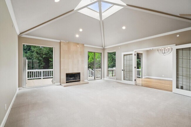 Building Photo - 651 Manresa Ln