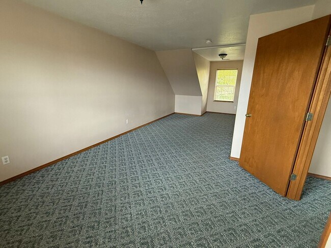 Building Photo - 3 bed 2.5 bath Victor home with pasture.