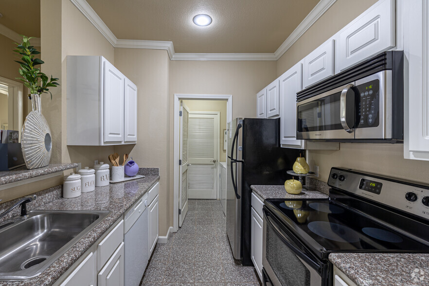 1BR, 1BA - 804SF - Kitchen - Lexington Park