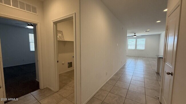 Building Photo - 1137 W Chimes Tower Dr