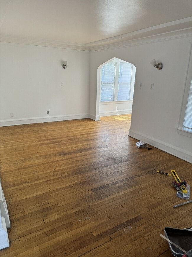 Building Photo - 4 Bedroom / 1 Bathroom