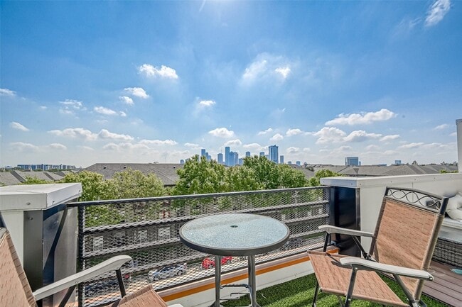 Building Photo - 607 Memorial Heights Dr
