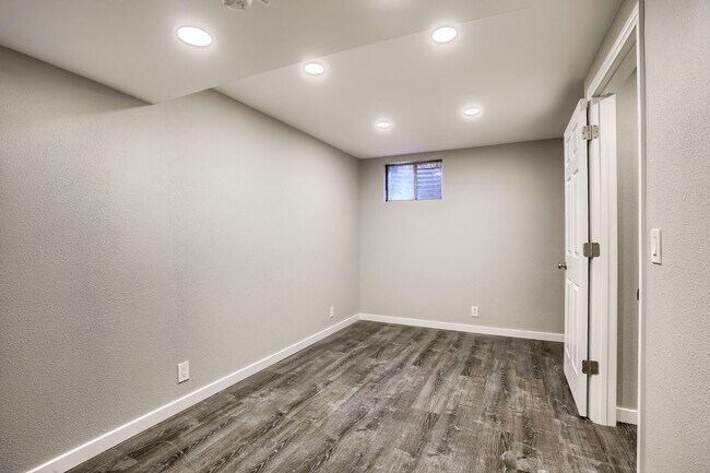 Building Photo - 13204 E Linvale Pl