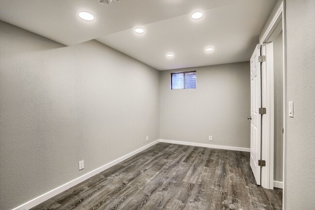 Building Photo - Comfortable Single-Family Townhouse in Quiet Community