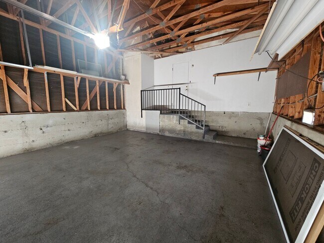 Building Photo - FRESH, CLEAN & BRIGHT 3 BED 2 BATH