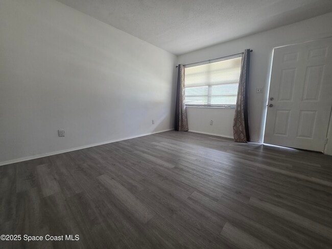 Building Photo - 747 E University Blvd