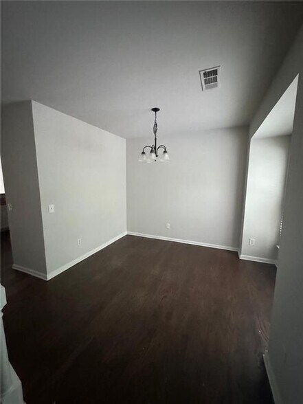Building Photo - 950 Redwood Dr