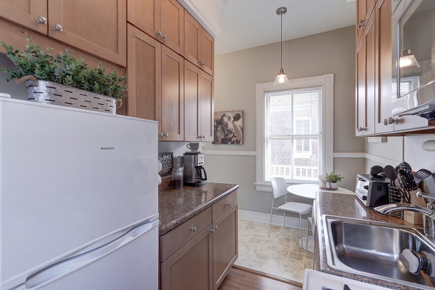 Galley Kitchen - 1913 Hanover Ave