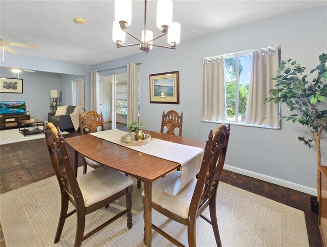 Building Photo - 553 Fairways Cir