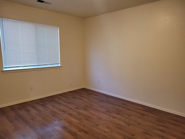 Building Photo - NW 4 Bedroom 2.5 Bath Home Available now!