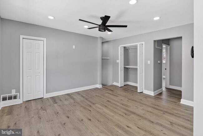 Building Photo - 146 Joliet St