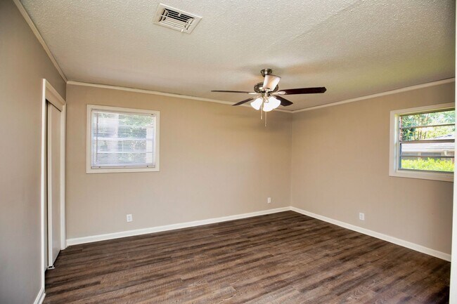 Building Photo - ** 3 bed 2 bath located in Dalraida **Call (334-366-9198 to schedule a self tour)  $500 move-in i...